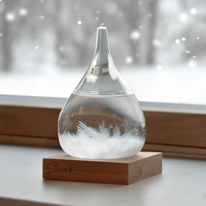 Produktbild von Sturmglas Tropfen klein – Wetterglas mit Kristallen auf Holzsockel