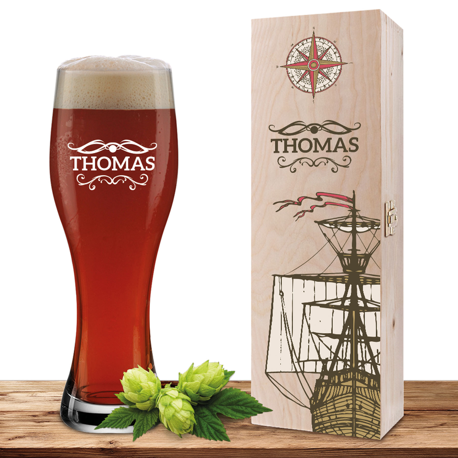 Produktbild von Personalisiertes Weizenglas-Holzkiste-Set mit Gravur und Bedruckung Maritim "Barock 01"