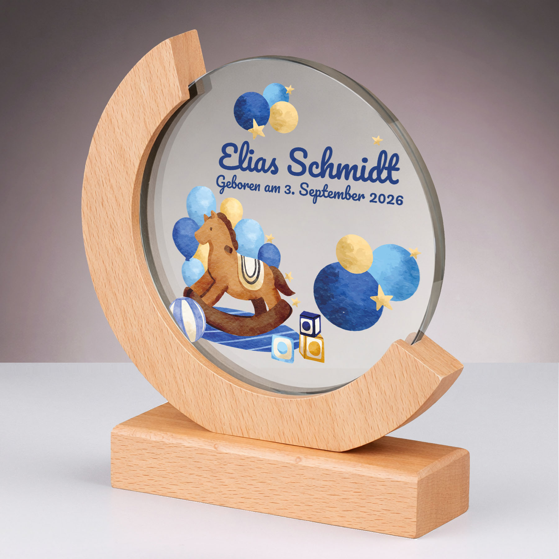 Produktbild von Glastrophäe „Zur Geburt unseres Babys“ (Buche)