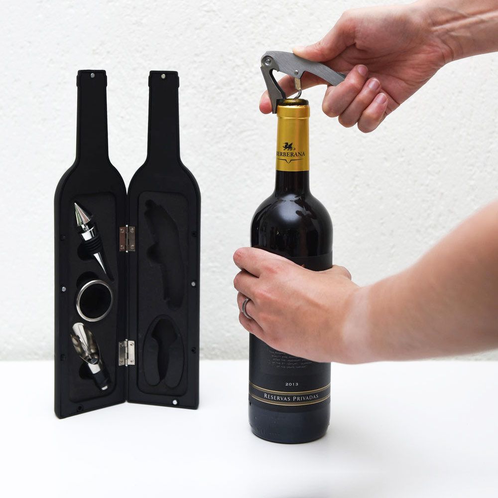 Produktbild von Wein Geschenkset mit Zubehör – Flaschenförmige Geschenkbox