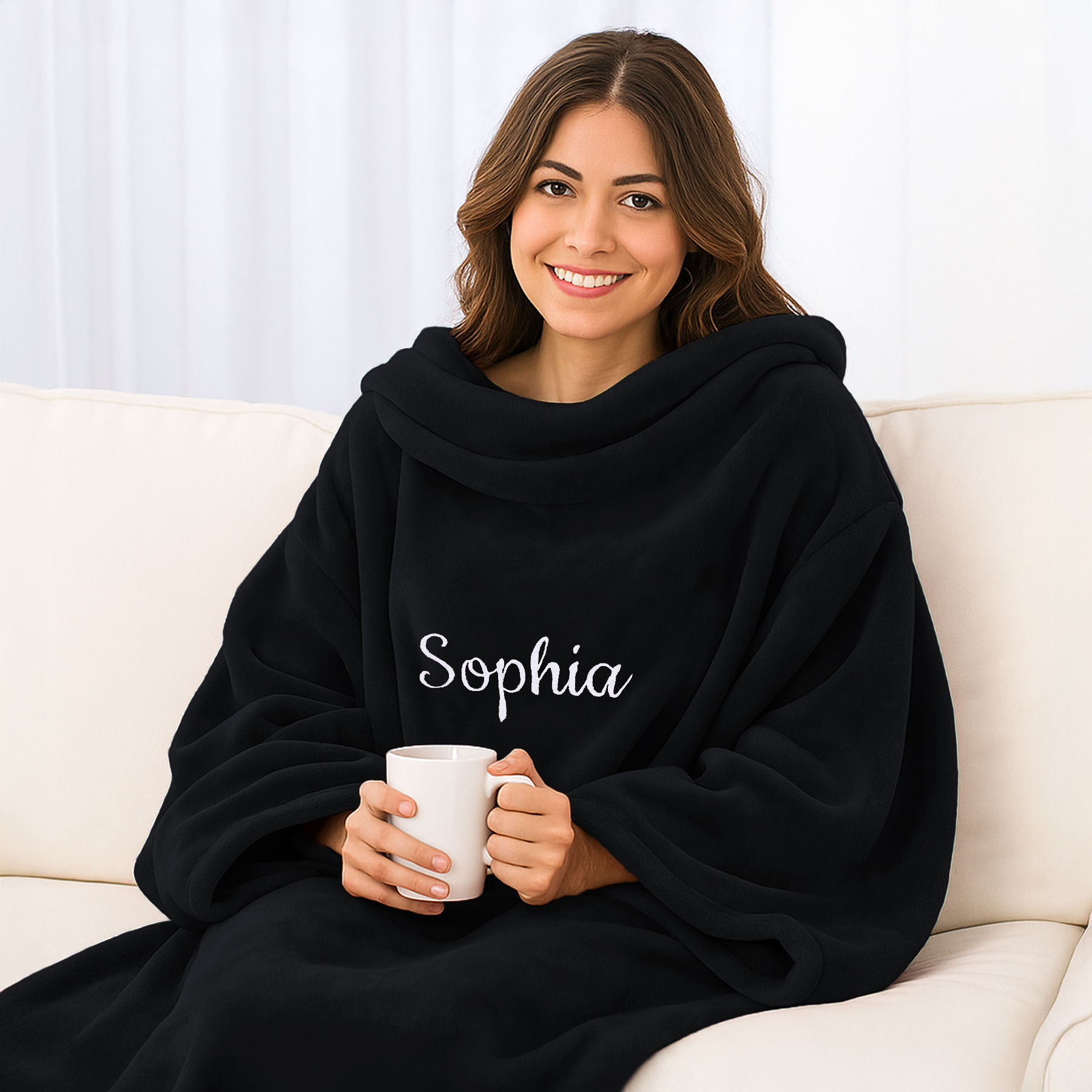 Produktbild von Premium Kuscheldecke mit Ärmeln mit Namen oder Wunschtext bestickt  - Ärmeldecke